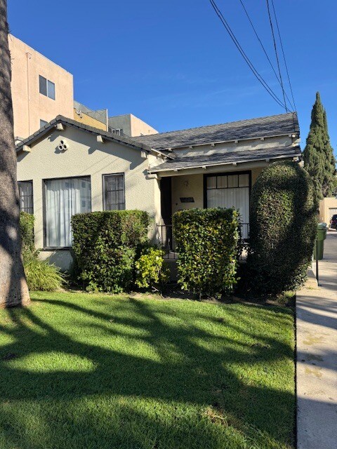 Fachada del dúplex - 11029 Hesby St