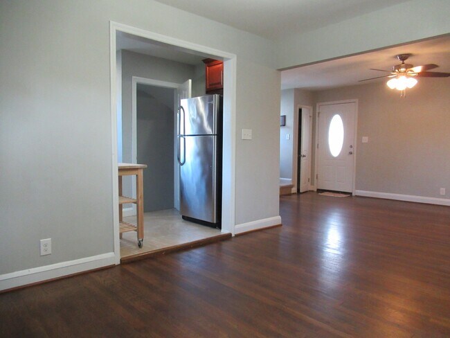 Building Photo - Delightful 3 Bedroom Single Family Home in...