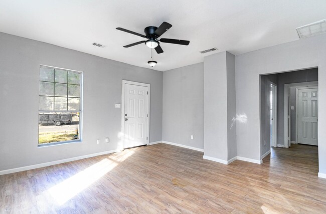 Building Photo - Affordable 4BD/2.5BA house!