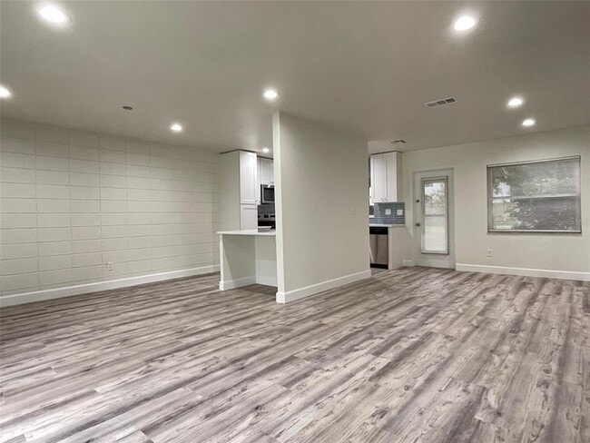 Building Photo - 1012 Lake Weldona Dr
