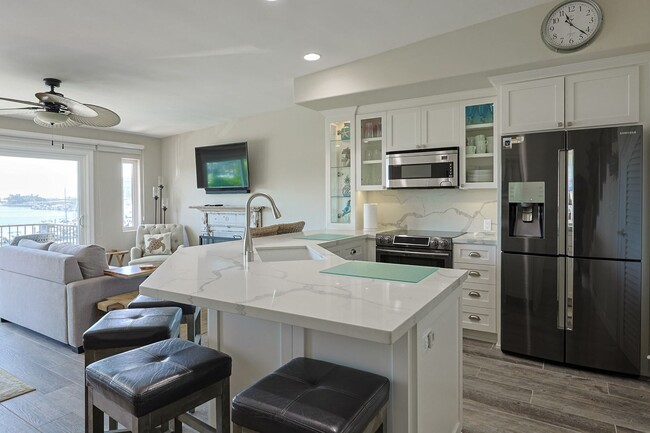 Building Photo - Spectacular 2 Bd/2Ba Glorietta Bay Condo.