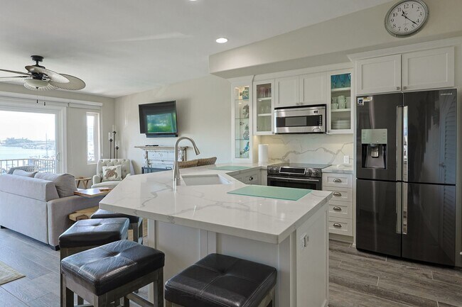 Foto del edificio - Spectacular 2 Bd/2Ba Glorietta Bay Condo.