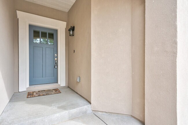 Covered entryway - 16393 Corkbark Terrace