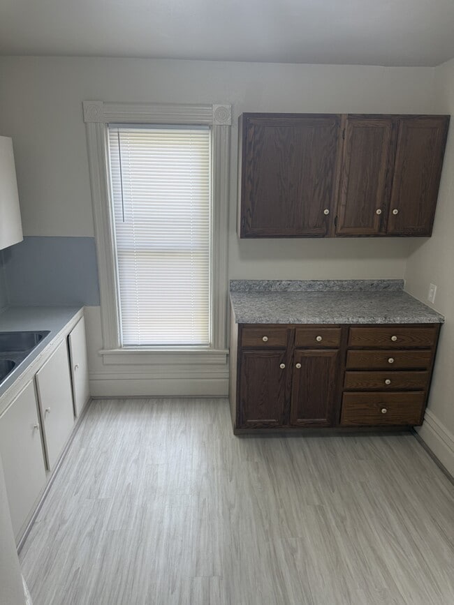 Building Photo - 423 Marion St