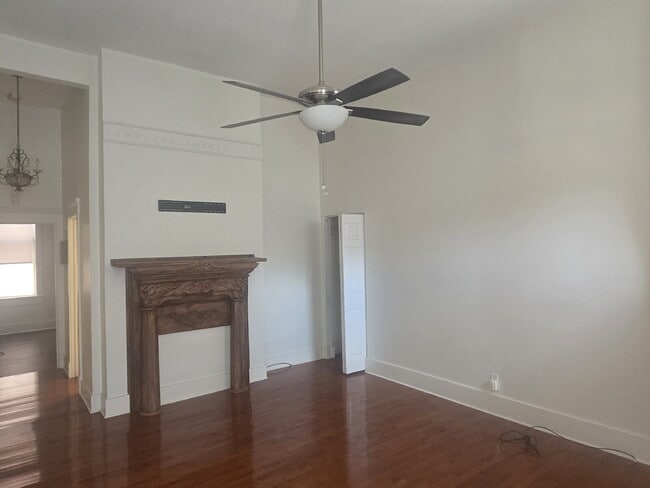 Building Photo - "2-Bed Condo with Gleaming Hardwood Floors...