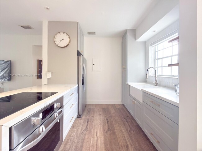 Building Photo - 2750 SW 28th Ct