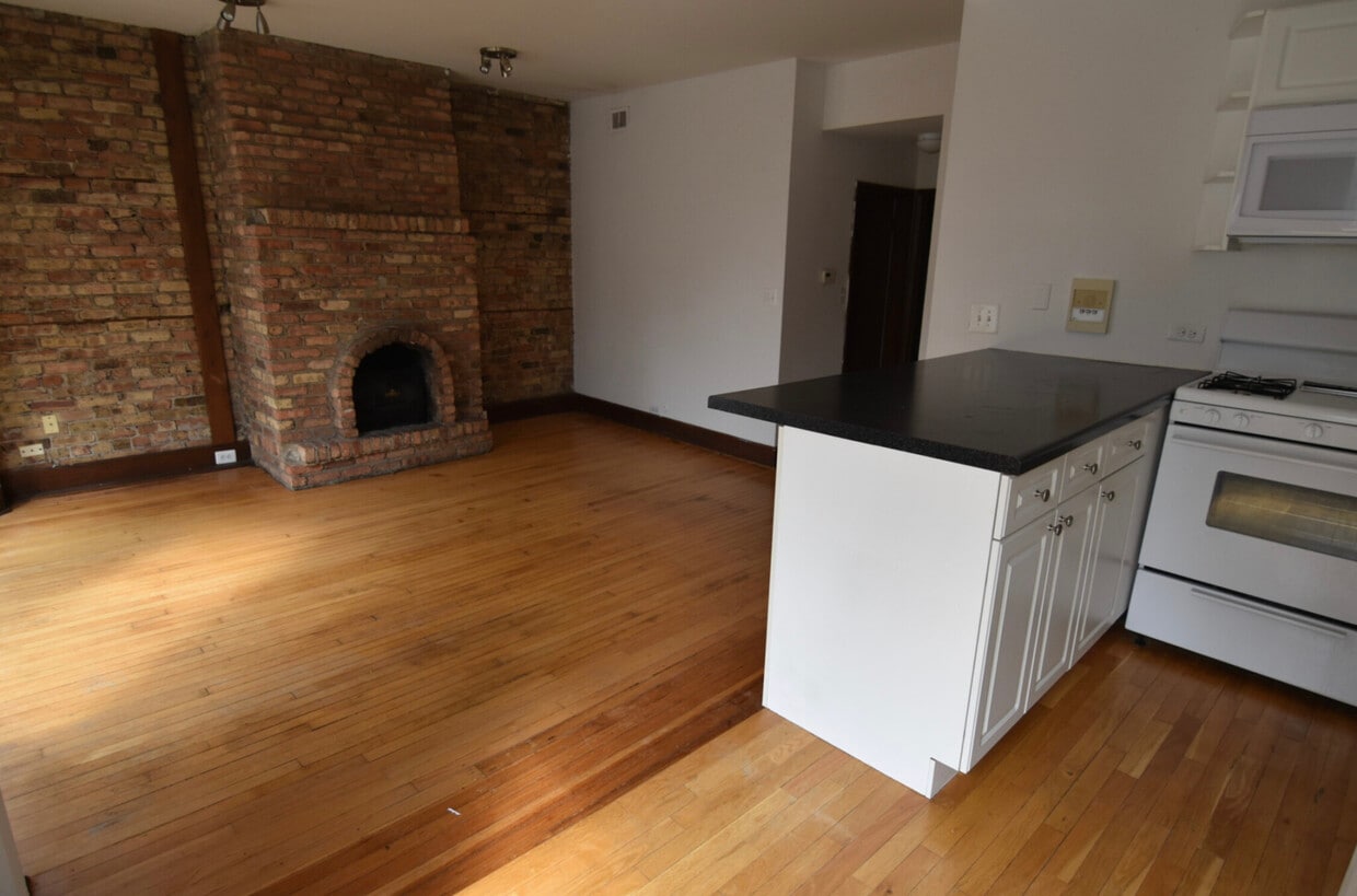 Primary Photo - 652 W Roscoe St