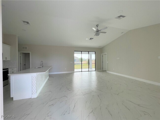 Foto del edificio - 702 Kismet Pkwy E