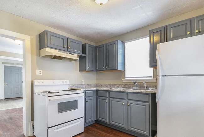 Building Photo - 405 E Woodside St