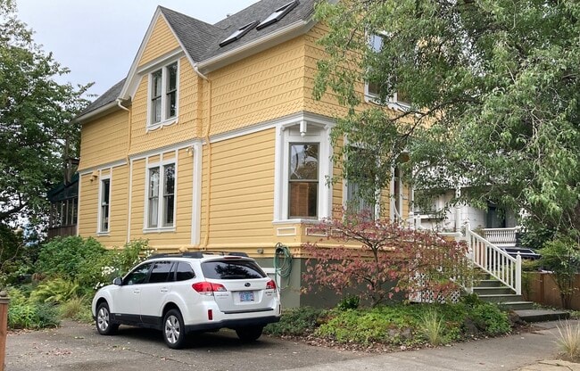 Building Photo - 2020 SE Ash St