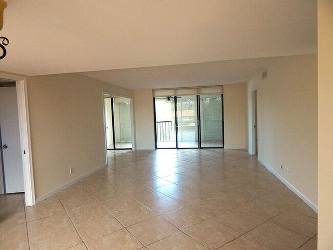 Foto del edificio - 5250 Woodland Lakes Dr