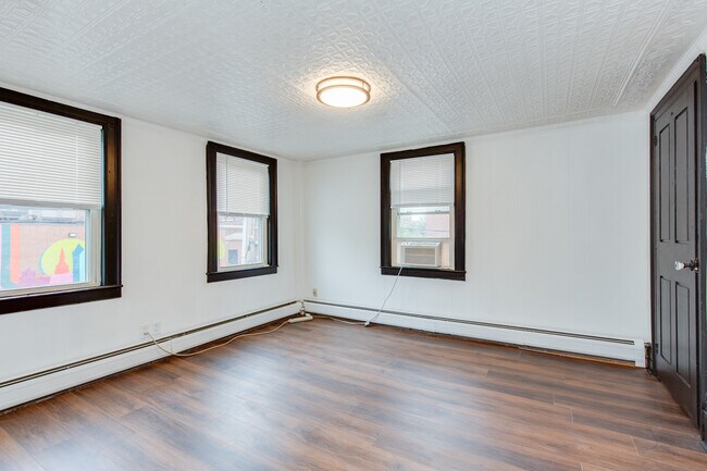 Bedroom - 7 Court St