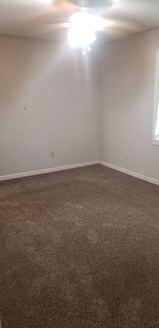 Foto del edificio - 4 bedroom 1 1/2 bath