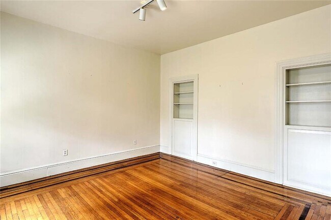 Building Photo - 26 Larch St