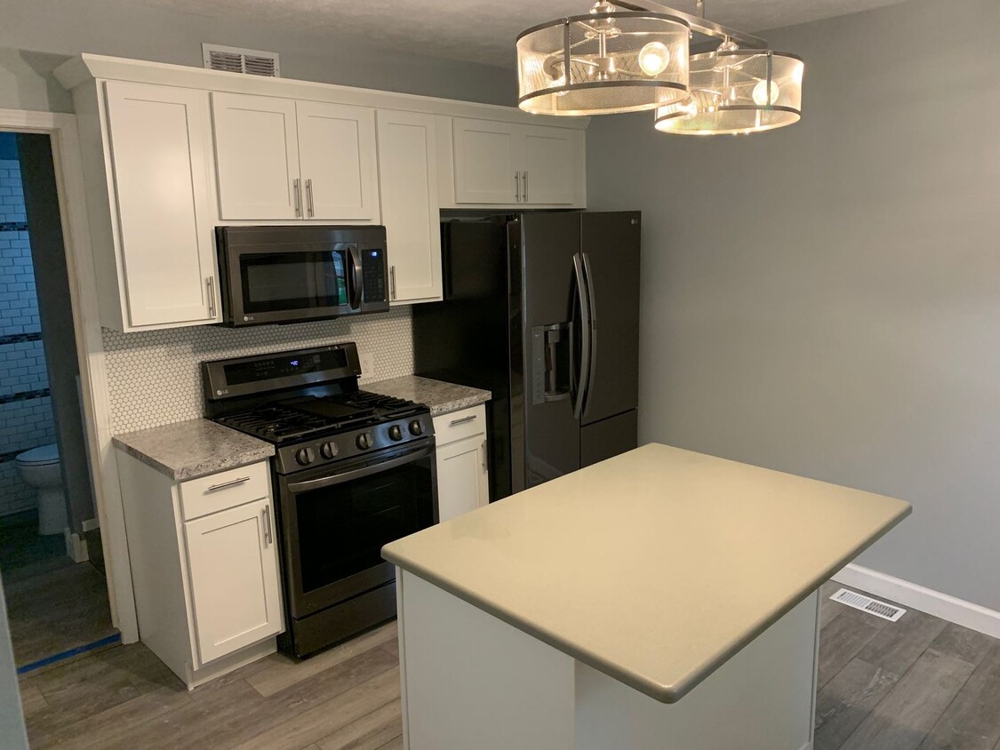 Primary Photo - 4 bed/2 bath house in the heart of the Wes...