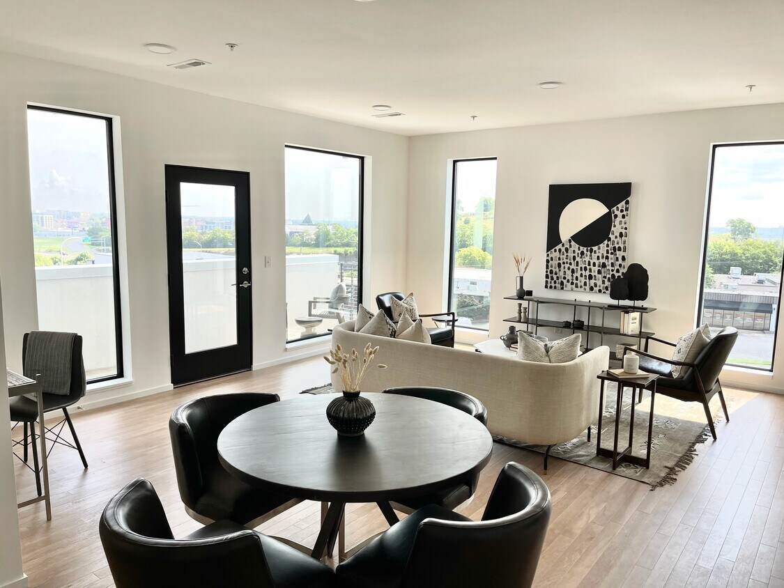 Striking oversized windows - 806 Olympic St