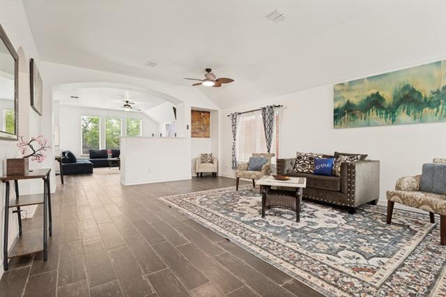 Foto del edificio - 409 Creek Point Ln