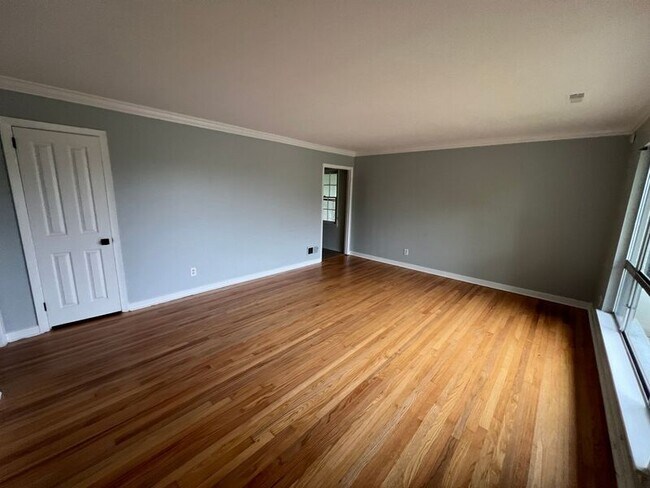 Building Photo - 636 Gravlee Ln