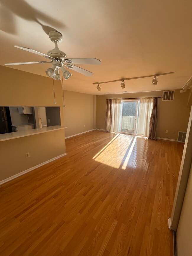 Building Photo - 216 Hickory Ct