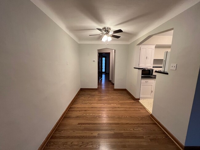 Foto del edificio - 6358-60 Sutherland Ave