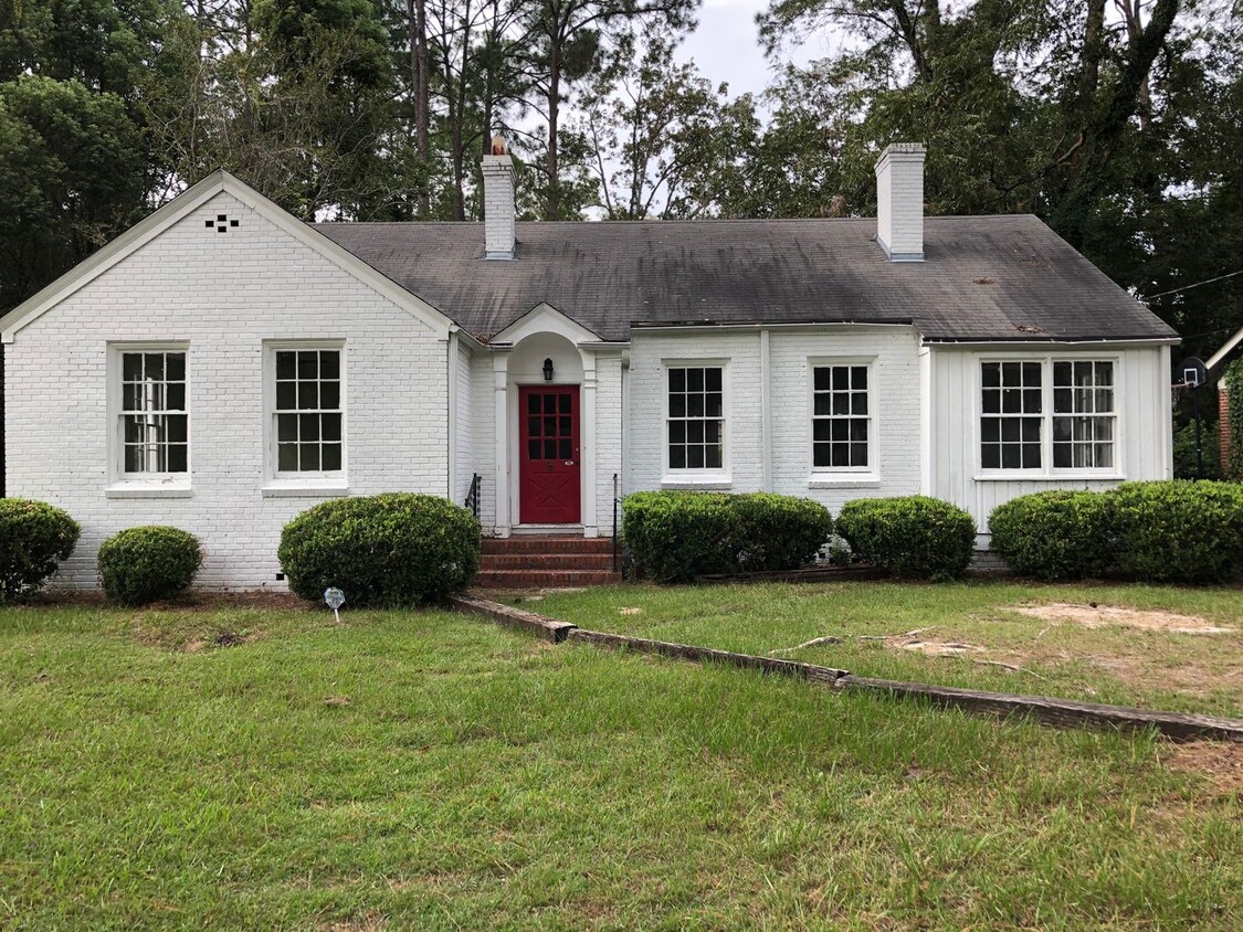 Primary Photo - BEAUTIFUL COTTAGE STYLE HOME