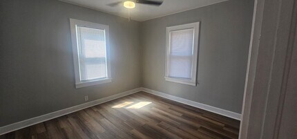 Building Photo - 2115 W 8th St