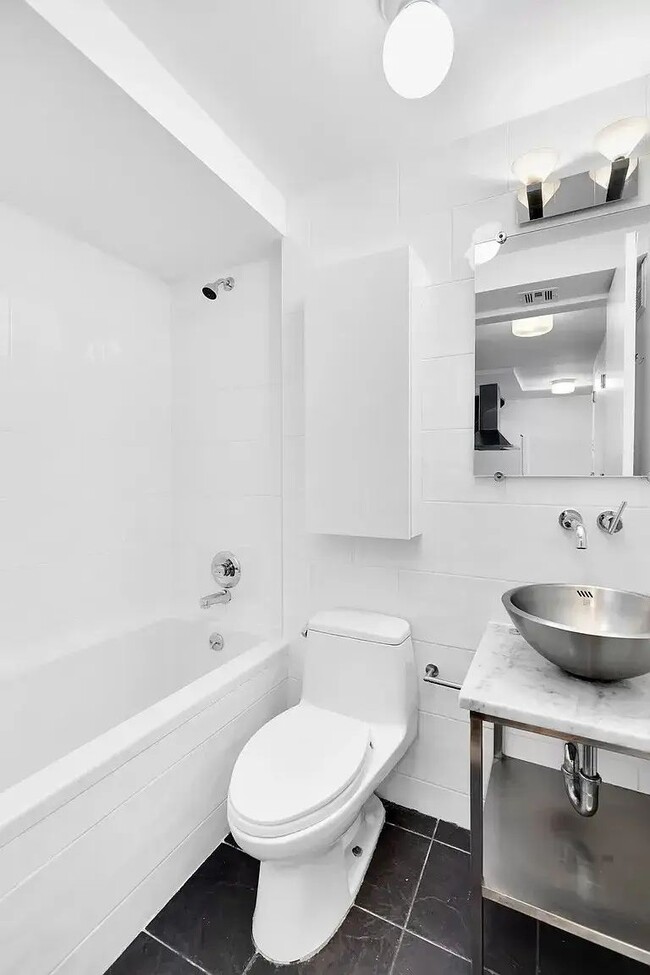 Building Photo - Perfect 1Bedroom Available