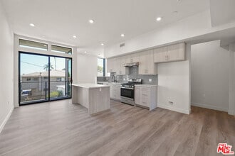 Building Photo - 1202 N Orange Grove Ave