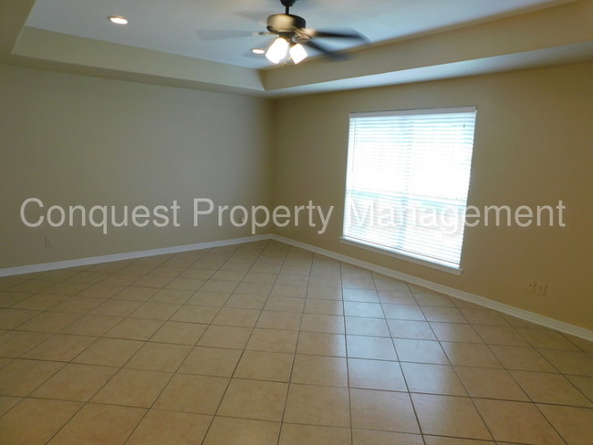 Building Photo - Charming Two Bedroom One Bath Duplex