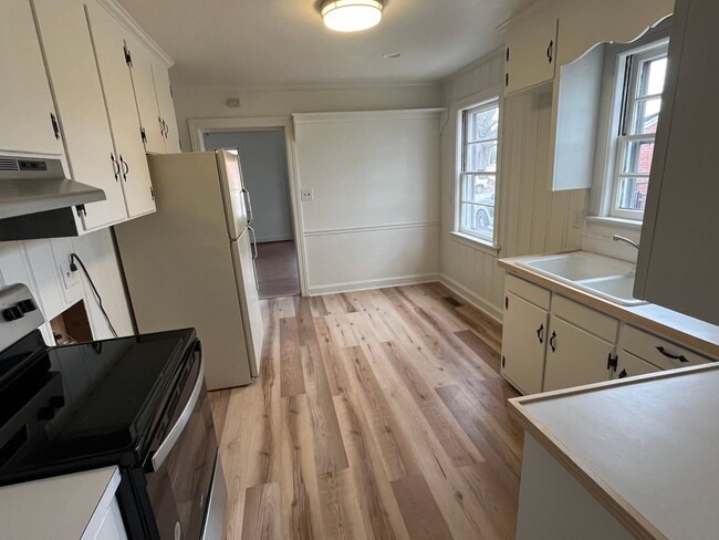 Building Photo - Cute One Story 3 Bedroom 1.5 Bath Housewit...