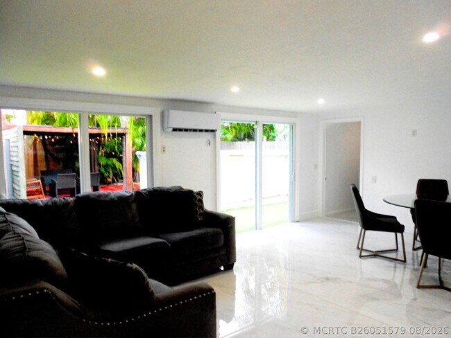 Building Photo - 817 NW 30th Ct