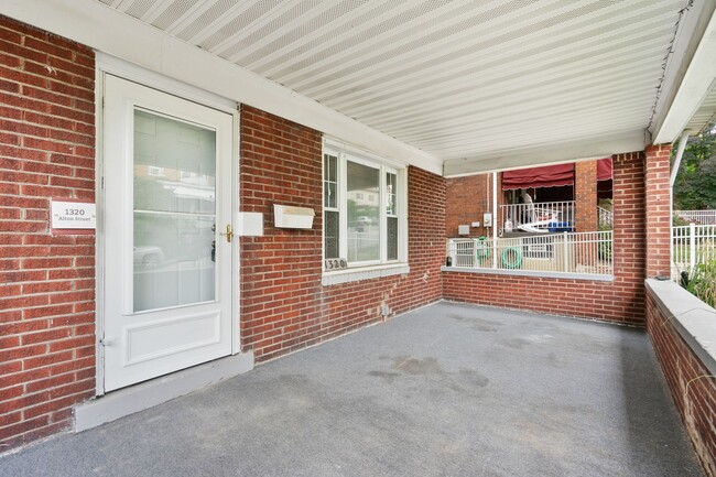 Building Photo - 4 bed 1 bath - newly updated, central air, nice Beechview location.