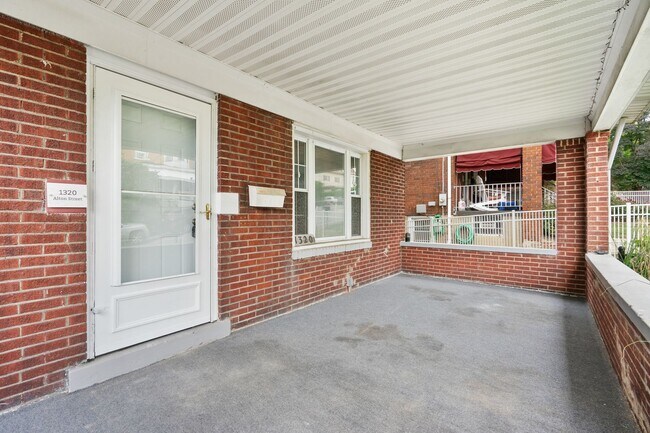 Foto del edificio - 4 bed 1 bath - newly updated, central air, nice Beechview location.