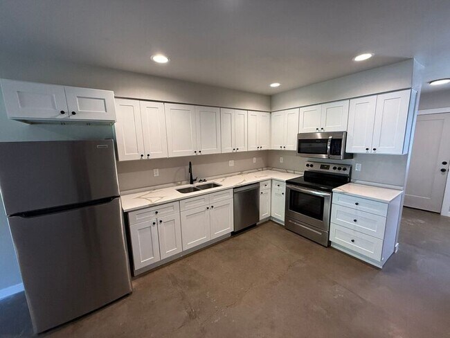 Building Photo - 2901 Waverly Dr SE