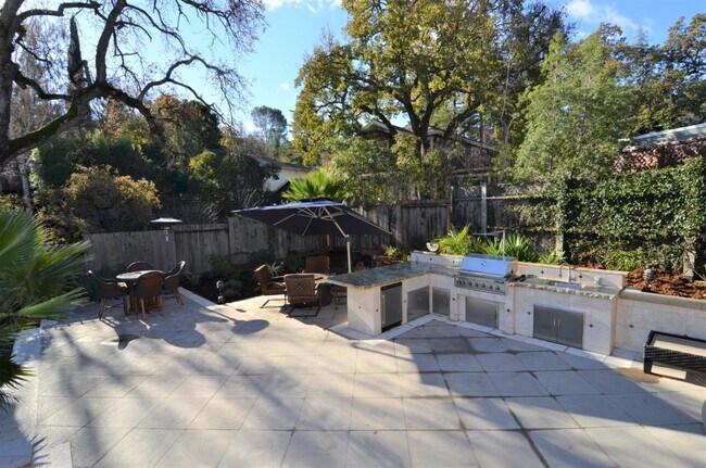 Building Photo - 3019 Oak Knoll Dr