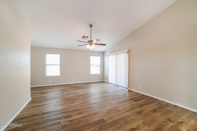 Foto del edificio - 6522 E Nance St