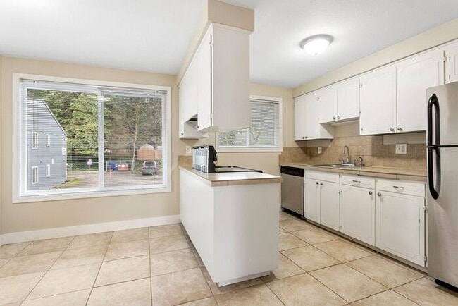Building Photo - 2 bedroom available soon ! Apply Now!!