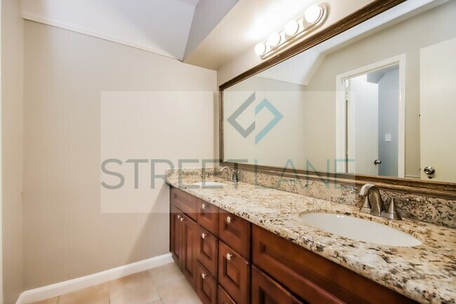 Building Photo - REDUCED!