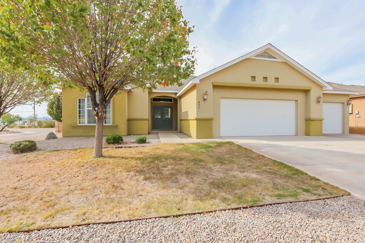Primary Photo - Spacious & Modern 4 Bed 3 Bath Home - Pet ...