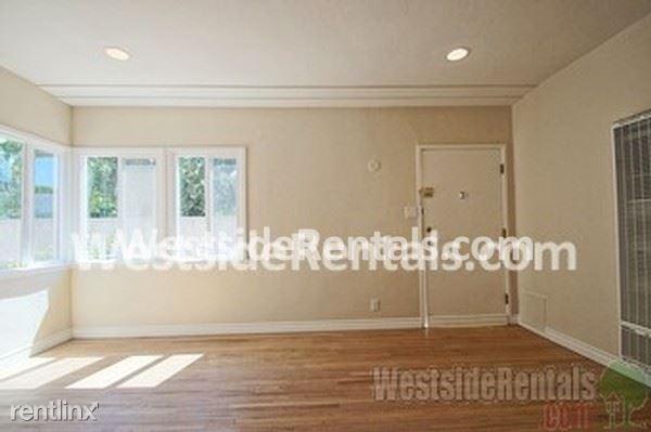 Building Photo - 14618 Moorpark St