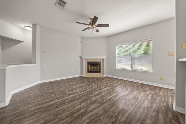 Foto del edificio - Charming 3-Bedroom Home in Round Rock – Large Backyard & No Carpet!