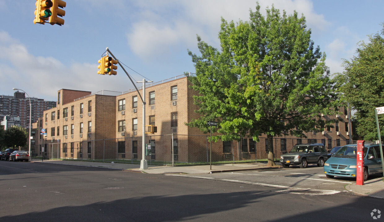 Primary Photo - 417 Lorimer St