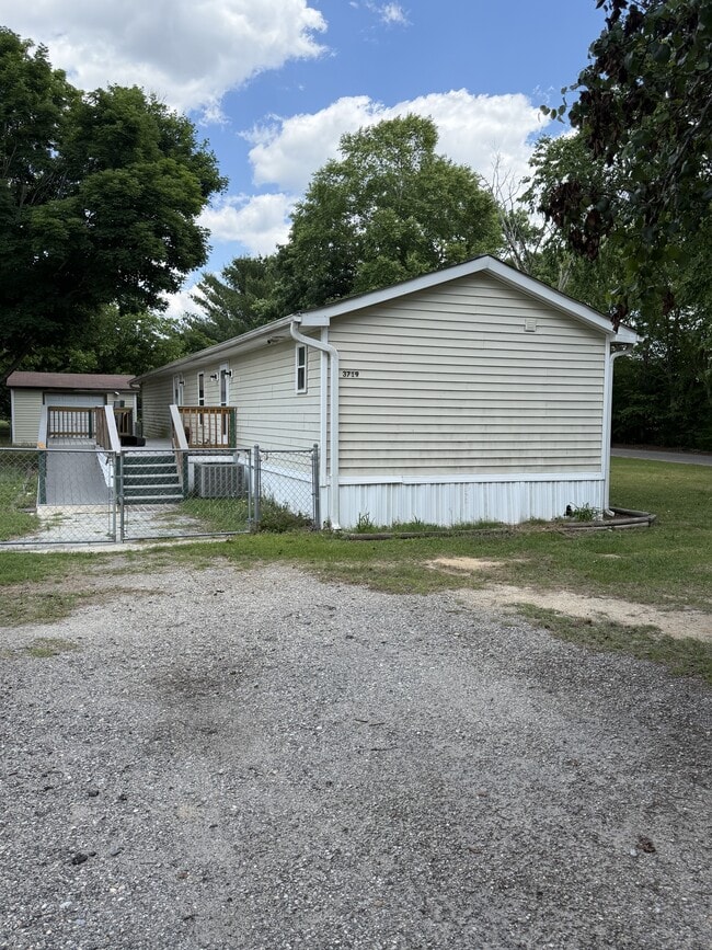Building Photo - 3719 Fountain Cir