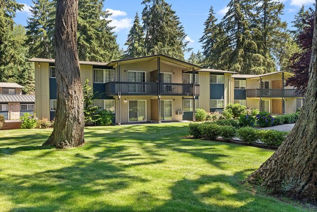 Experimente una vida serena con este espacioso y luminoso apartamento ubicado en medio de pintorescas vistas al bosque. - Chambers Pointe Apartments