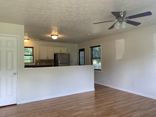 Building Photo - 3250 Springview Dr