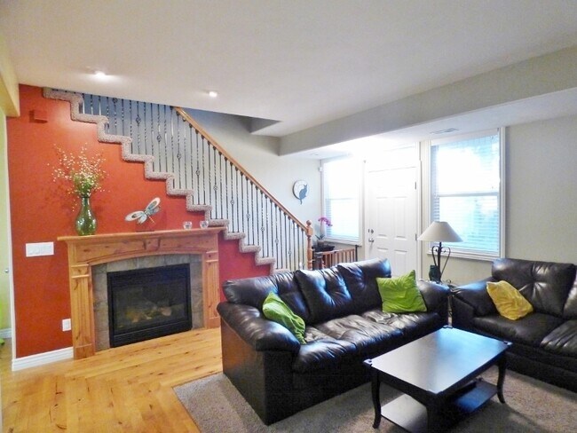 Foto del edificio - Great 3 BD 2.5 BA Twin Home. Great Location.