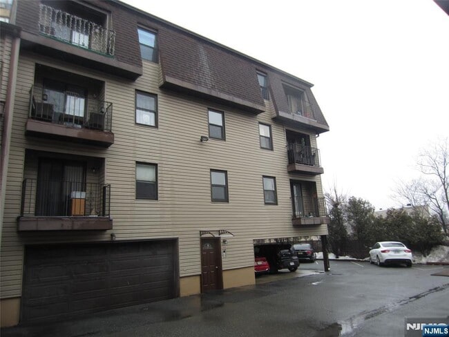Building Photo - 233 Midland Ave