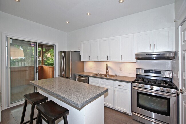 Photo du bâtiment - Leslieville- Entire House 3 Bedroom/1 Bath