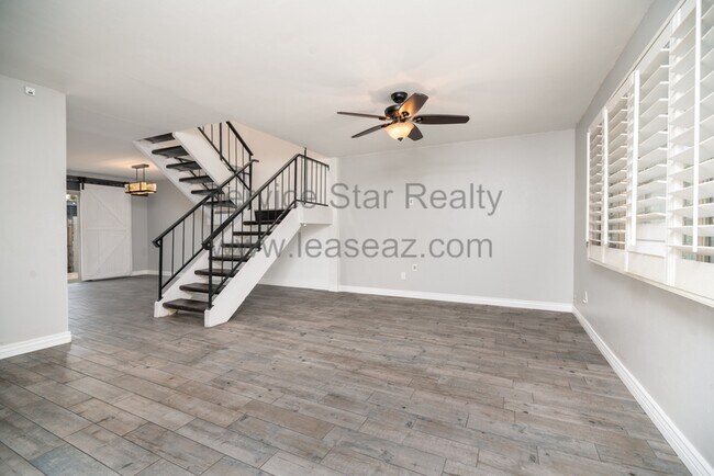 Building Photo - 2948 E Clarendon Ave