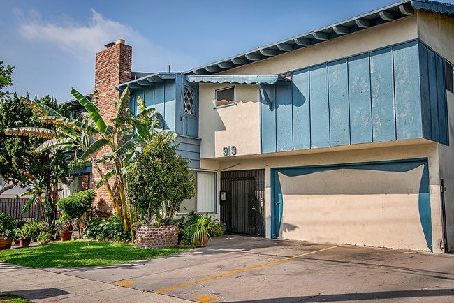 Building Photo - 919 S Flower St
